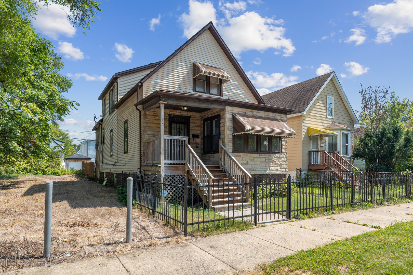 Photo 3 of 21 of 10557 S Perry Avenue house