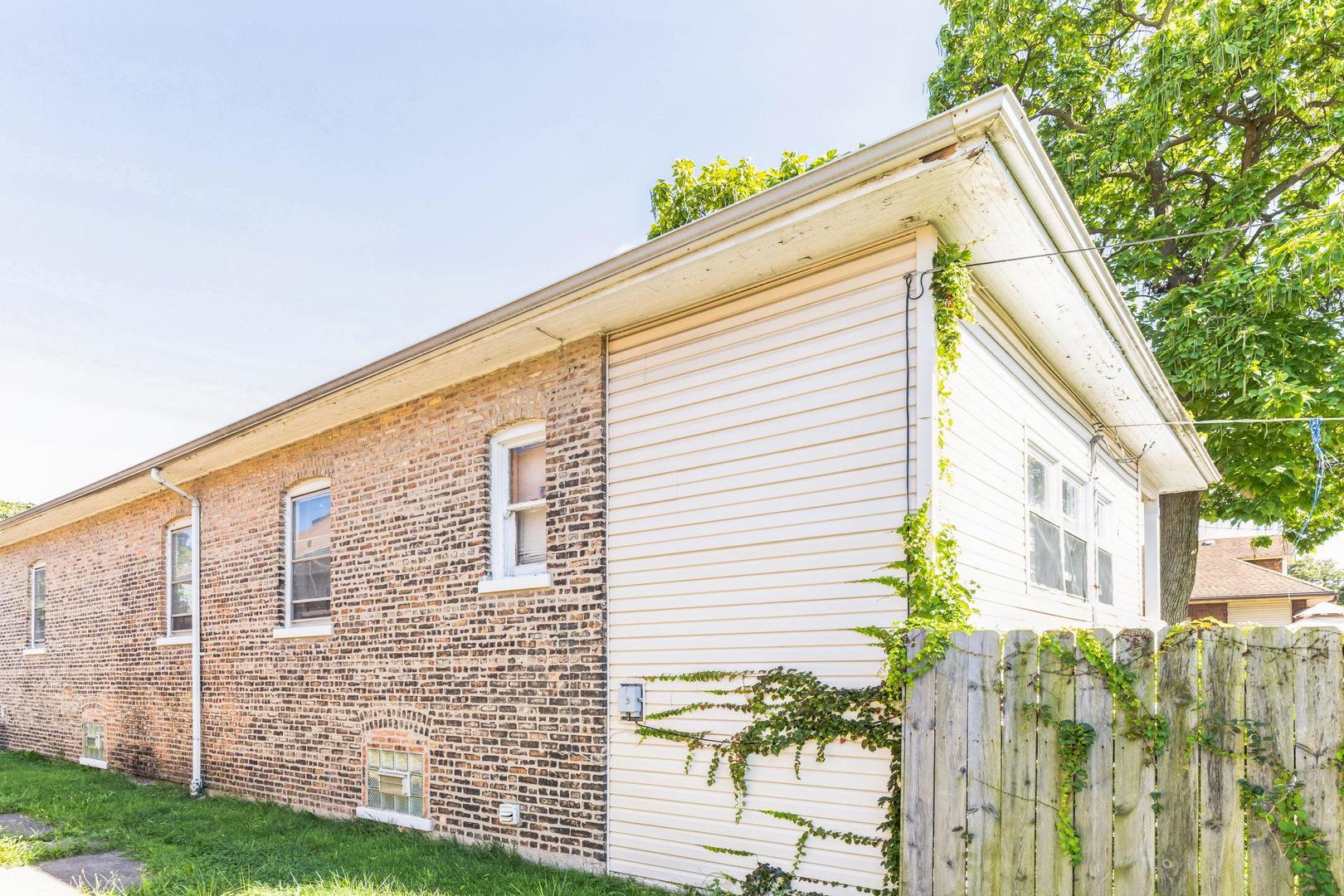 Photo 5 of 44 of 8456 S Saginaw Avenue house