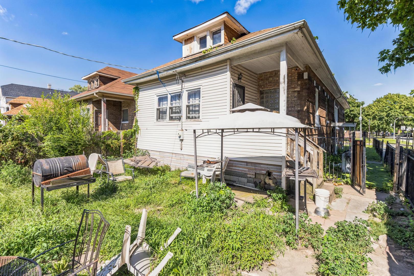 Photo 6 of 44 of 8456 S Saginaw Avenue house