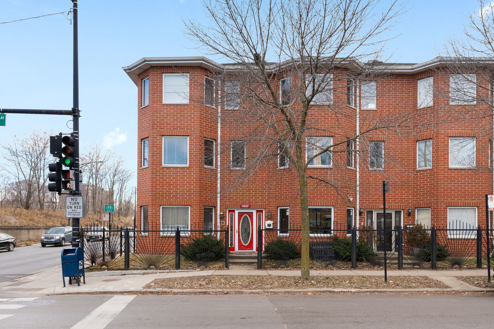 Photo 1 of 32 of 1807 W Granville Avenue townhome