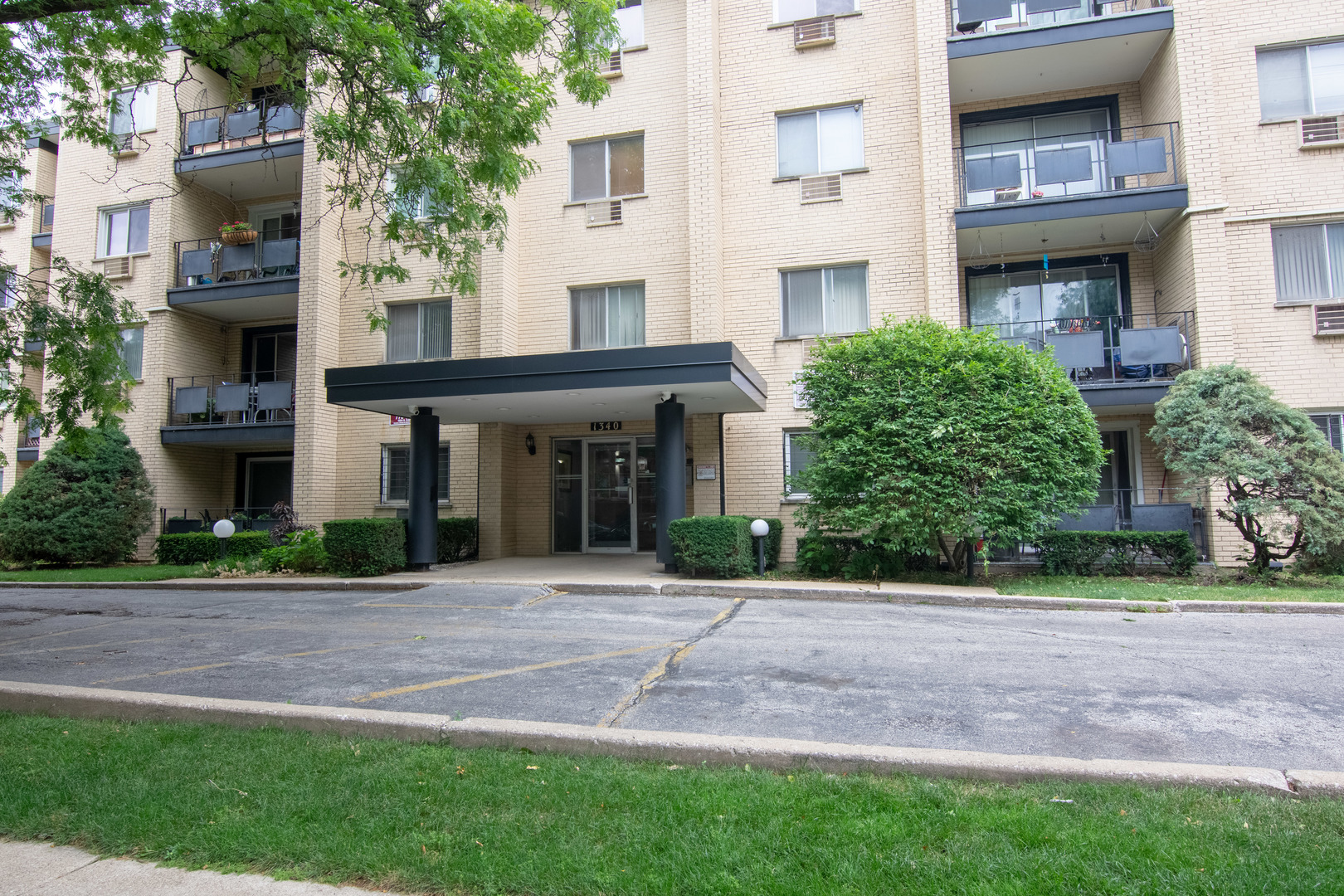 Photo 1 of 19 of 1340 W Touhy Avenue 305 condo