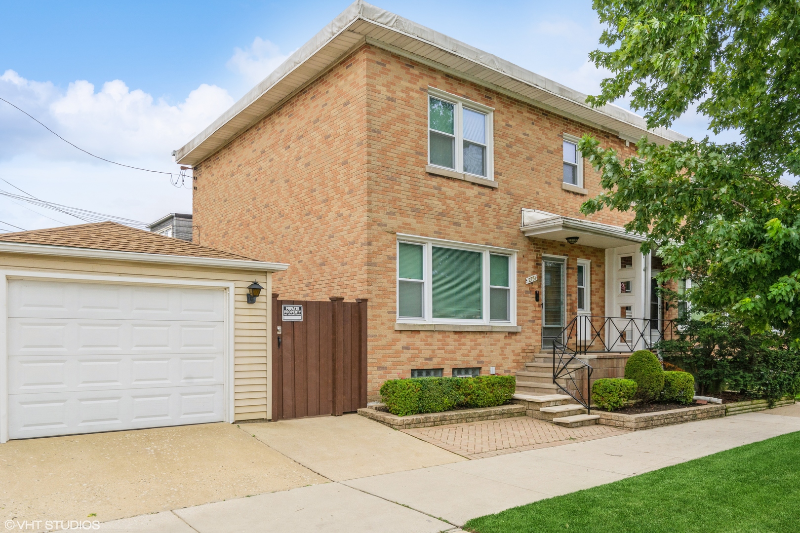 Photo 1 of 16 of 2751 W Rascher Avenue townhome