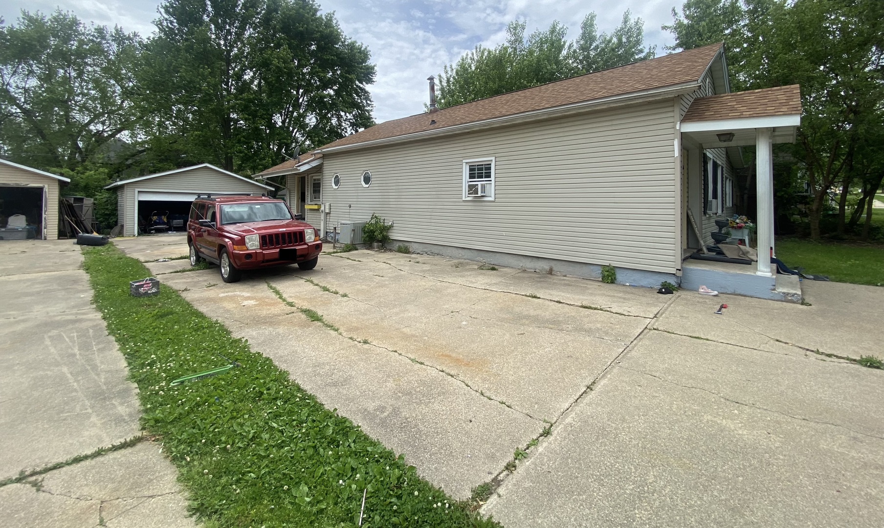 Photo 5 of 6 of 623 N Ottawa Avenue house