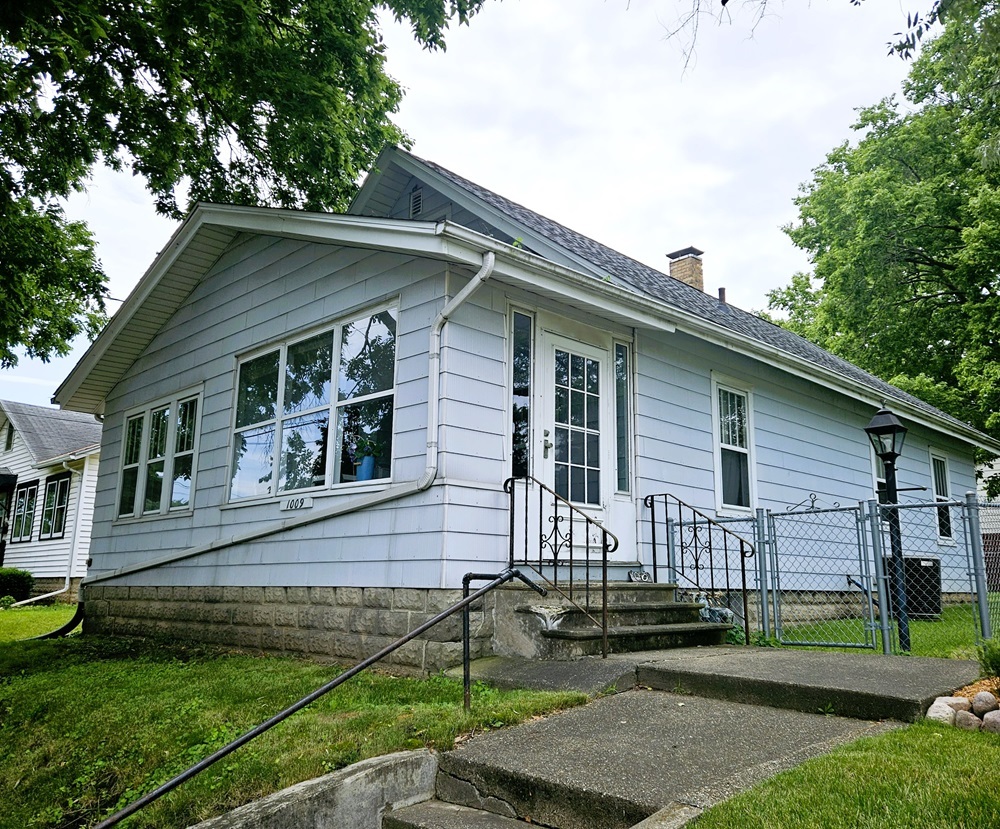 Photo 1 of 26 of 1009 S Galena Avenue house