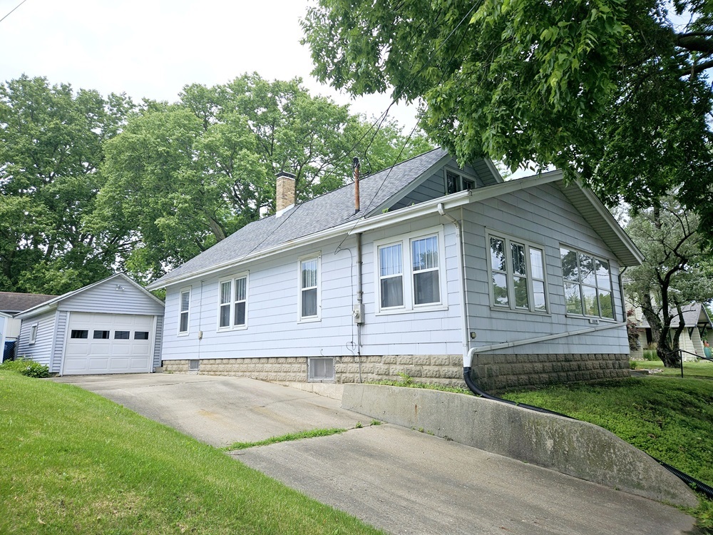 Photo 2 of 26 of 1009 S Galena Avenue house