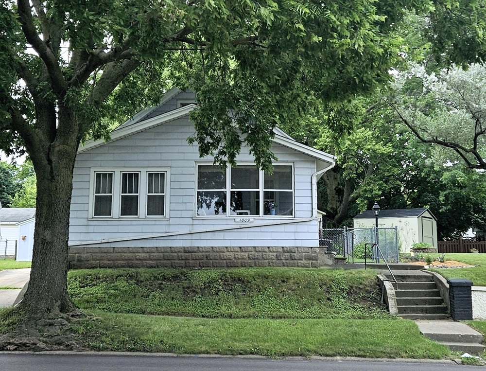 Photo 26 of 26 of 1009 S Galena Avenue house