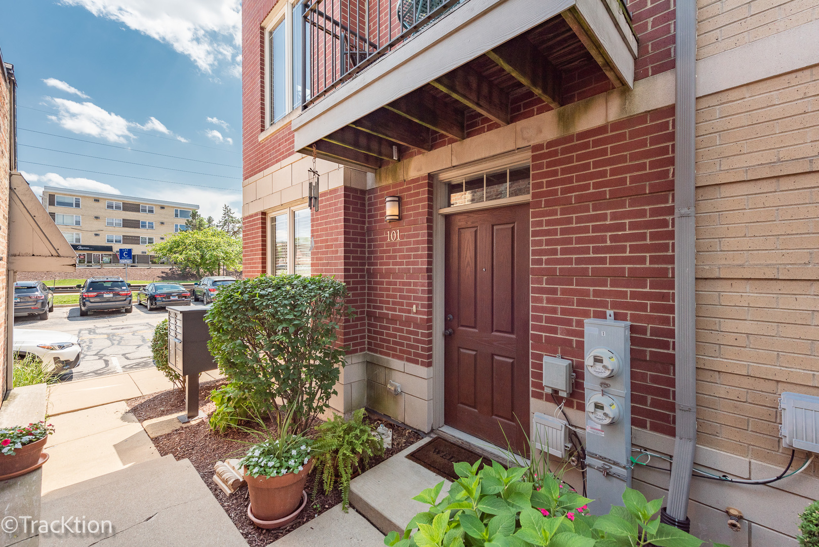 Photo 2 of 29 of 922 WARREN Avenue 101 townhome