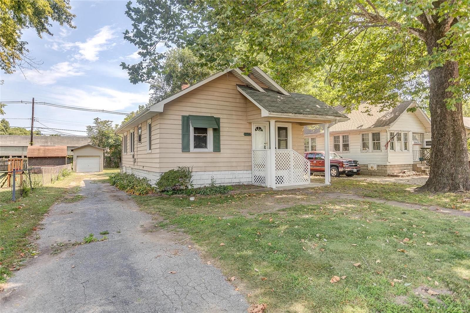 Photo 1 of 33 of 236 Whitelaw Avenue house