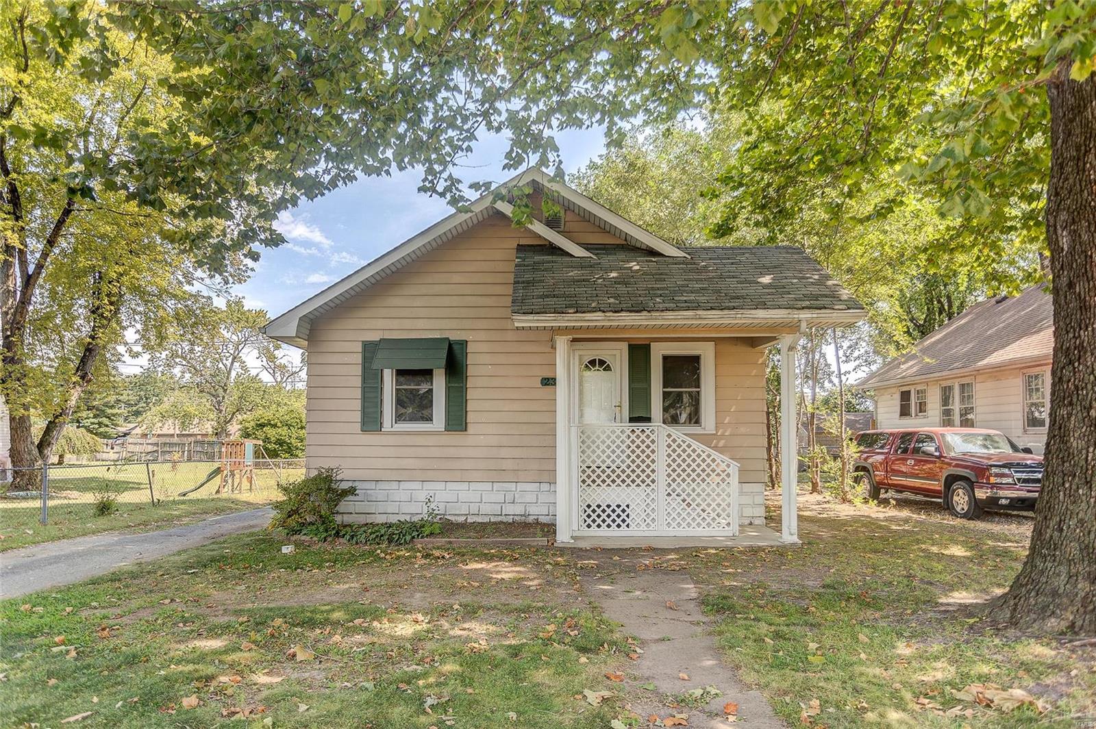 Photo 2 of 33 of 236 Whitelaw Avenue house