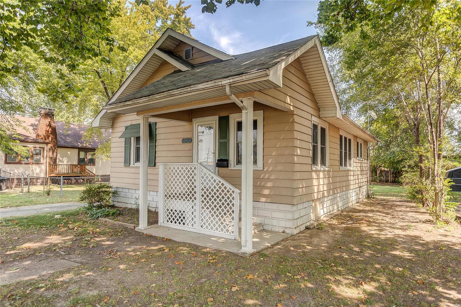 Photo 3 of 33 of 236 Whitelaw Avenue house