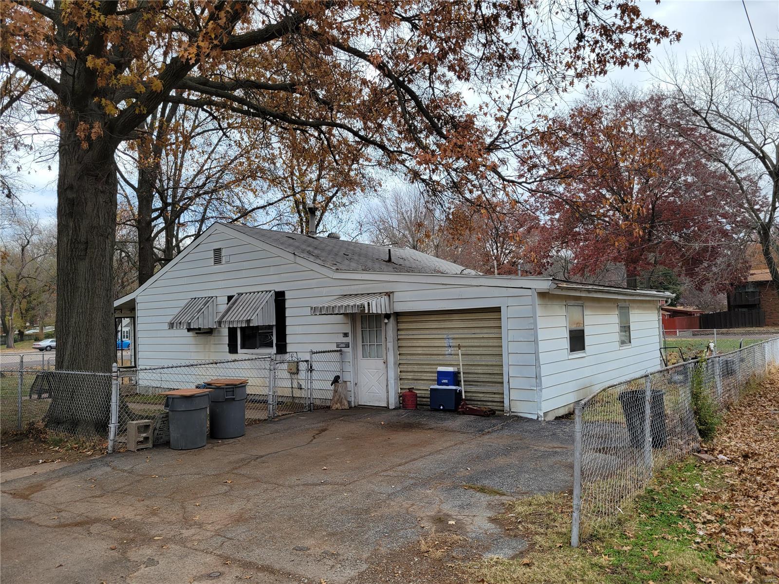 Photo 1 of 4 of 428 Whitelaw Avenue house