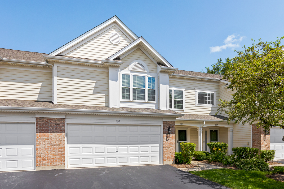 Photo 1 of 26 of 927 Waterford Lane townhome