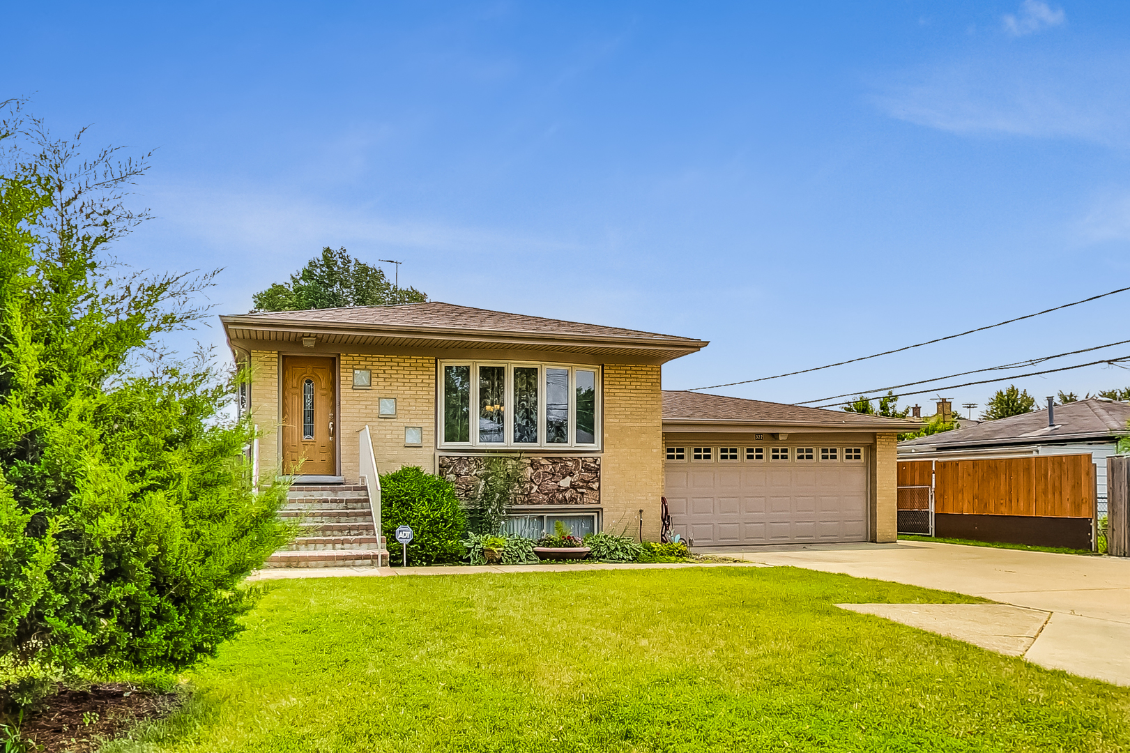 Photo 3 of 63 of 322 W Kimbell Avenue house