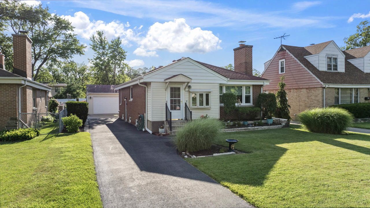 Photo 1 of 31 of 948 S Cadwell Avenue house