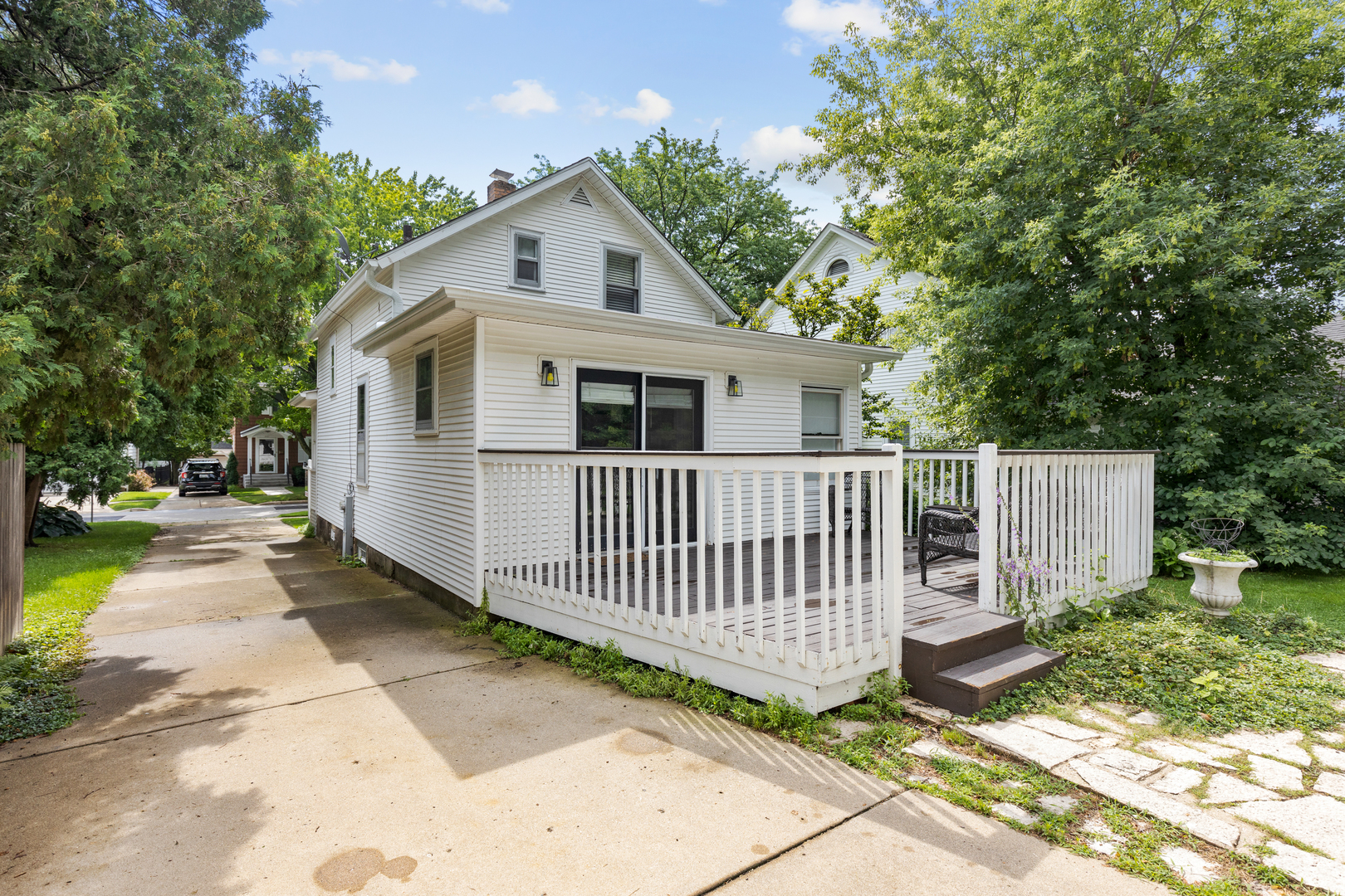 Photo 17 of 22 of 622 Illinois Street house