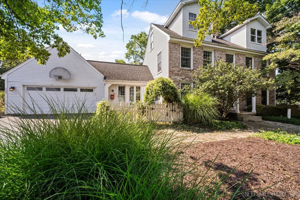 Photo 1 of 39 of 932 S Batavia Avenue house