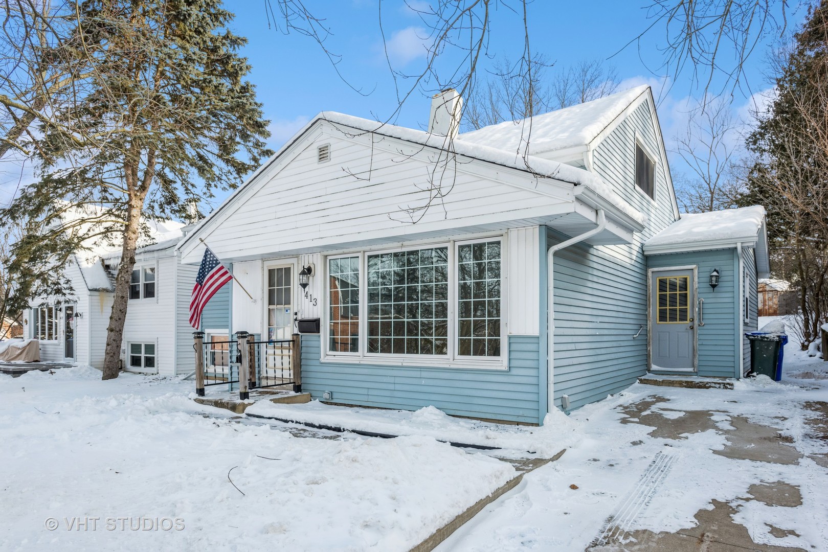 Photo 2 of 13 of 413 Lawrence Avenue house