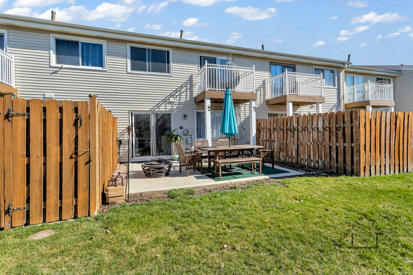 Photo 2 of 11 of 301 E Alpine Drive townhome