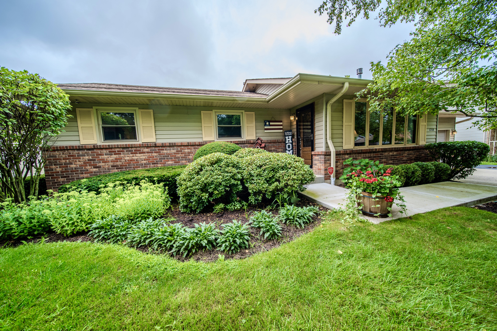 Photo 2 of 27 of 1218 Waveland Avenue house