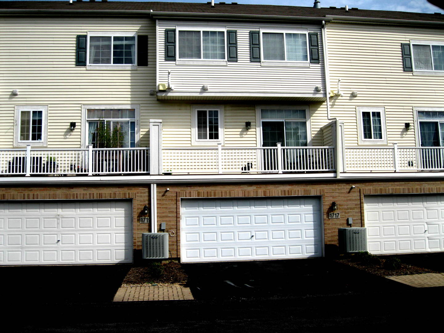 Photo 2 of 17 of 1717 Maple Avenue townhome