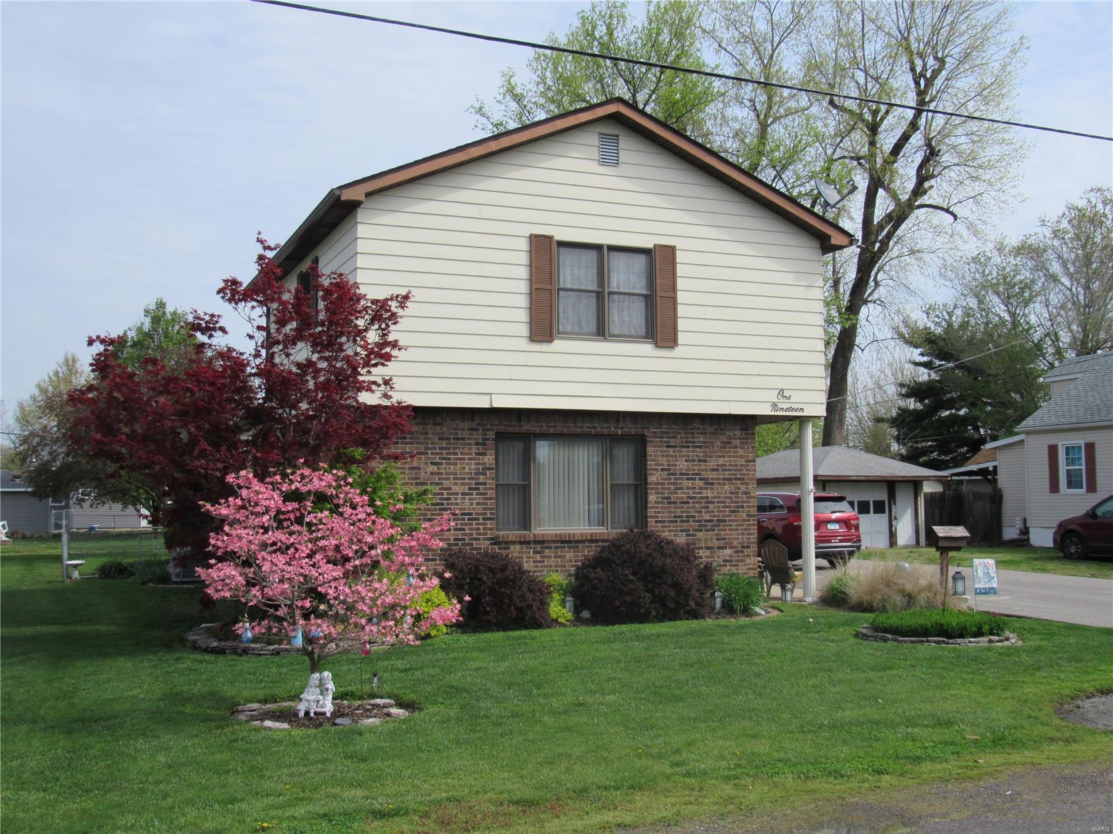 Photo 1 of 28 of 119 E 3rd Street house