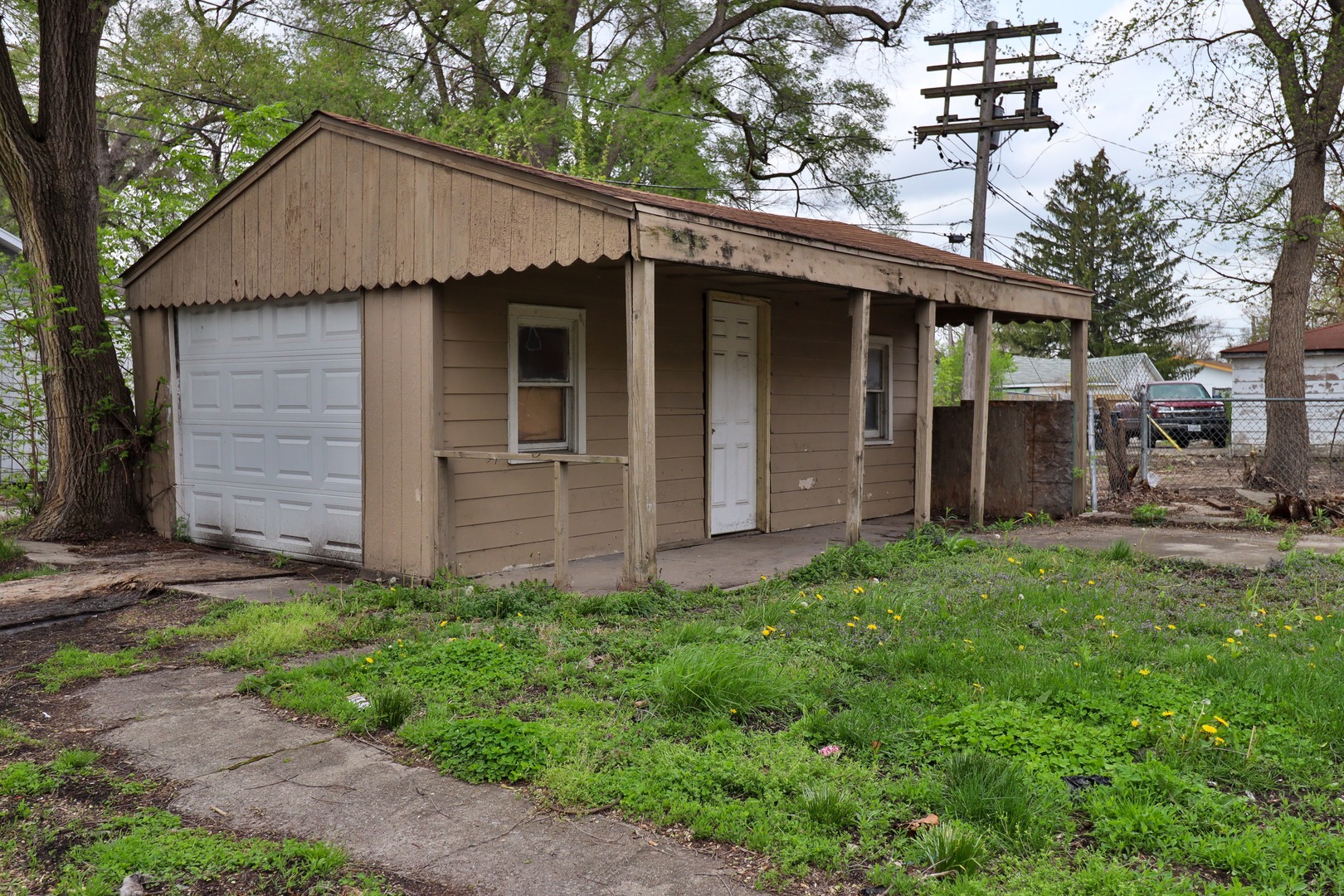 Photo 6 of 51 of 15032 Marshfield Avenue house