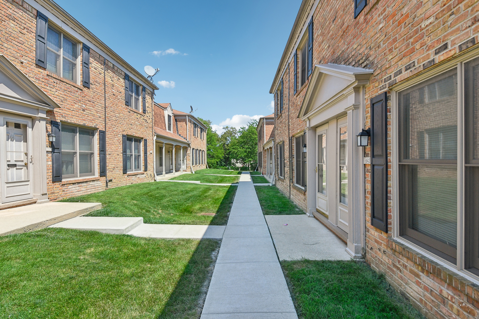 Photo 2 of 23 of 1725 BRISTOL WALK townhome