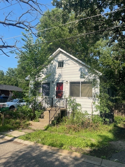 Photo 3 of 3 of 35717 N Grove Avenue house