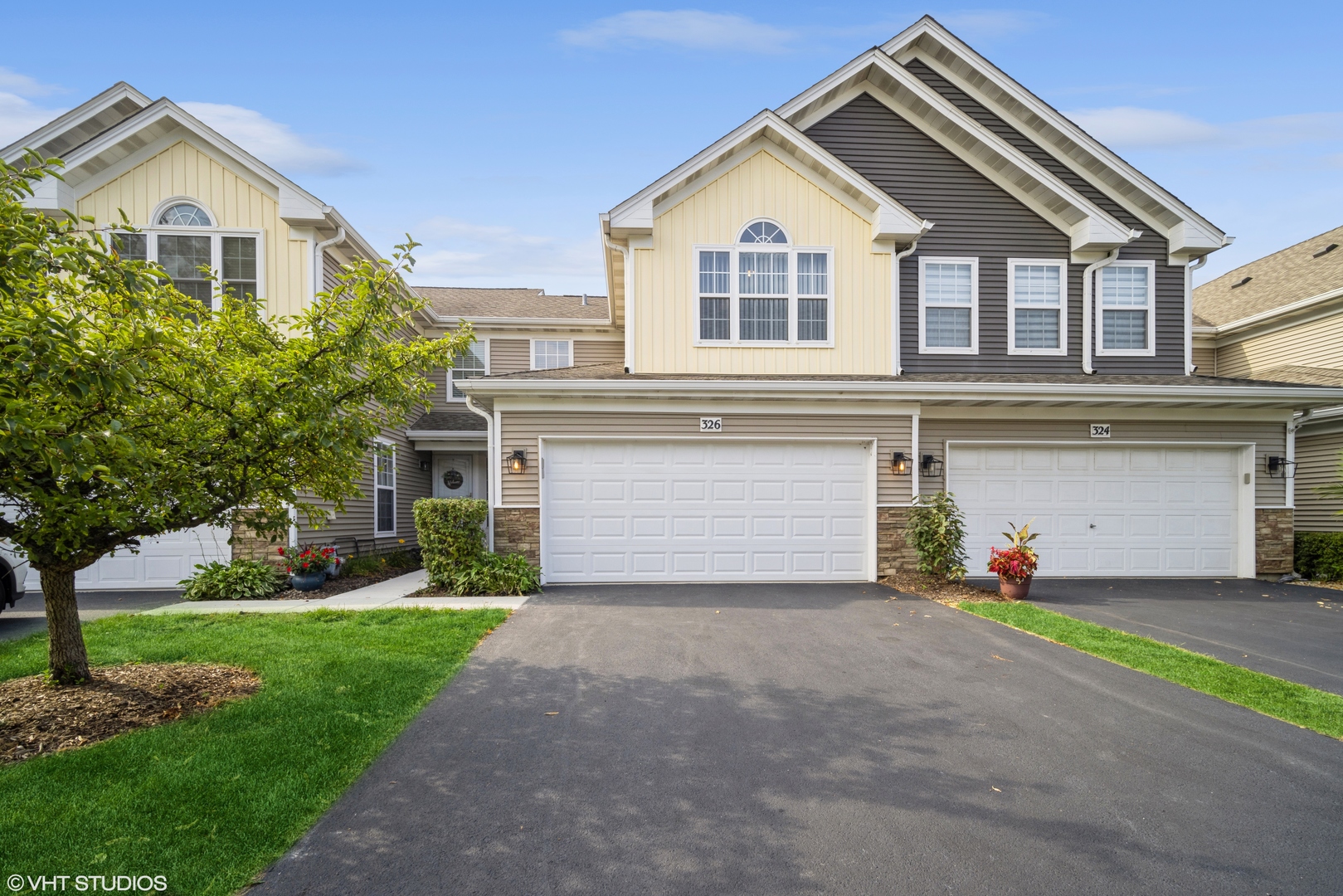 Photo 1 of 27 of 326 E TALL OAKS Lane townhome