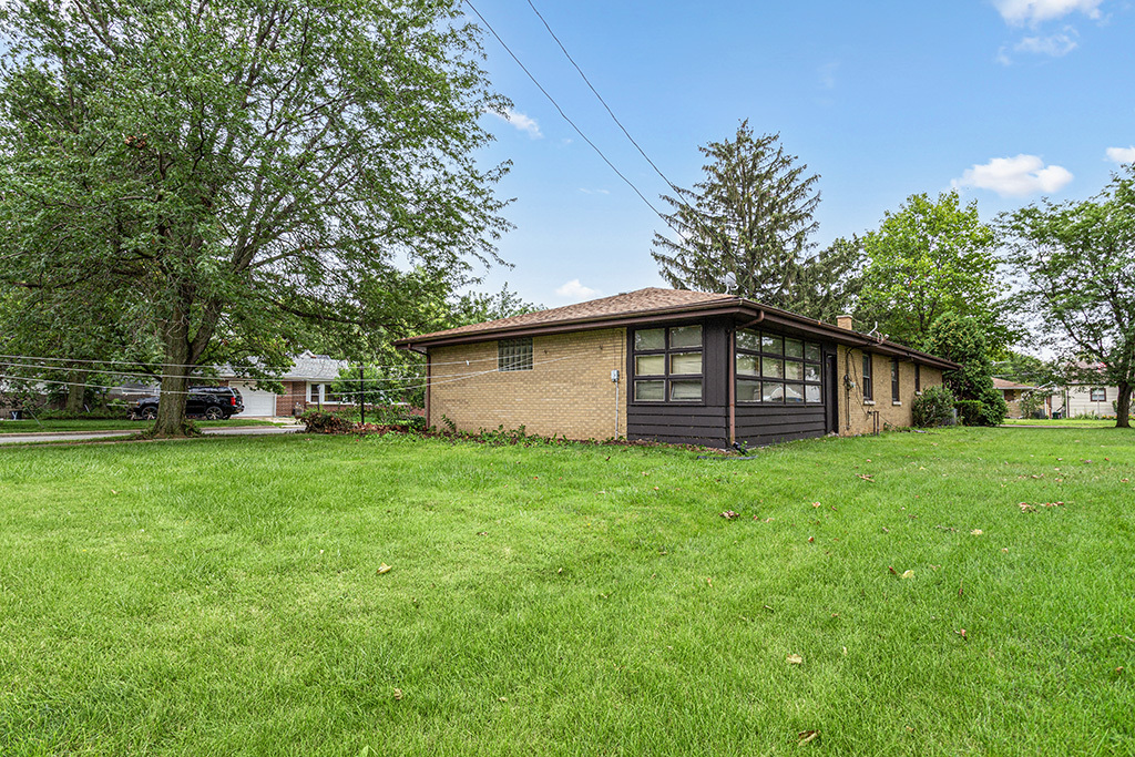 Photo 16 of 19 of 1351 W Marion Street house