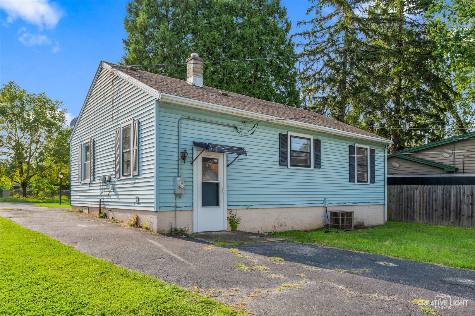 Photo 13 of 16 of 402 S Hebbard Street house