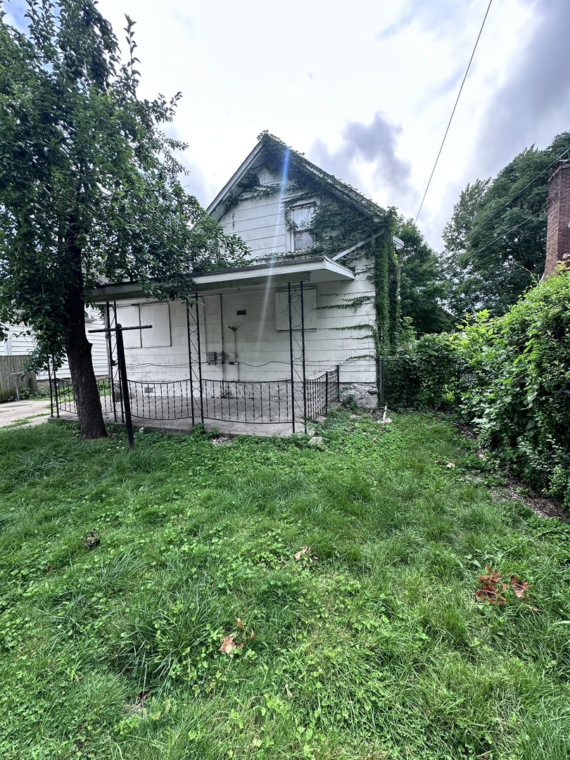 Photo 3 of 4 of 904 N Center Street house