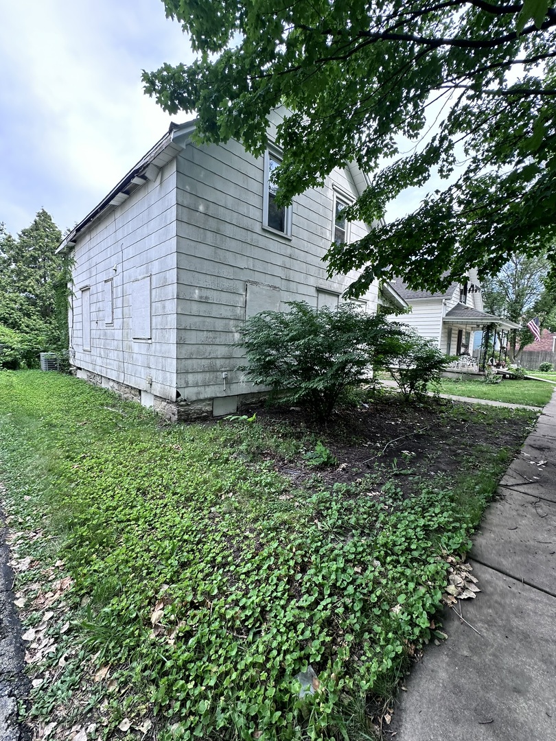 Photo 4 of 4 of 904 N Center Street house