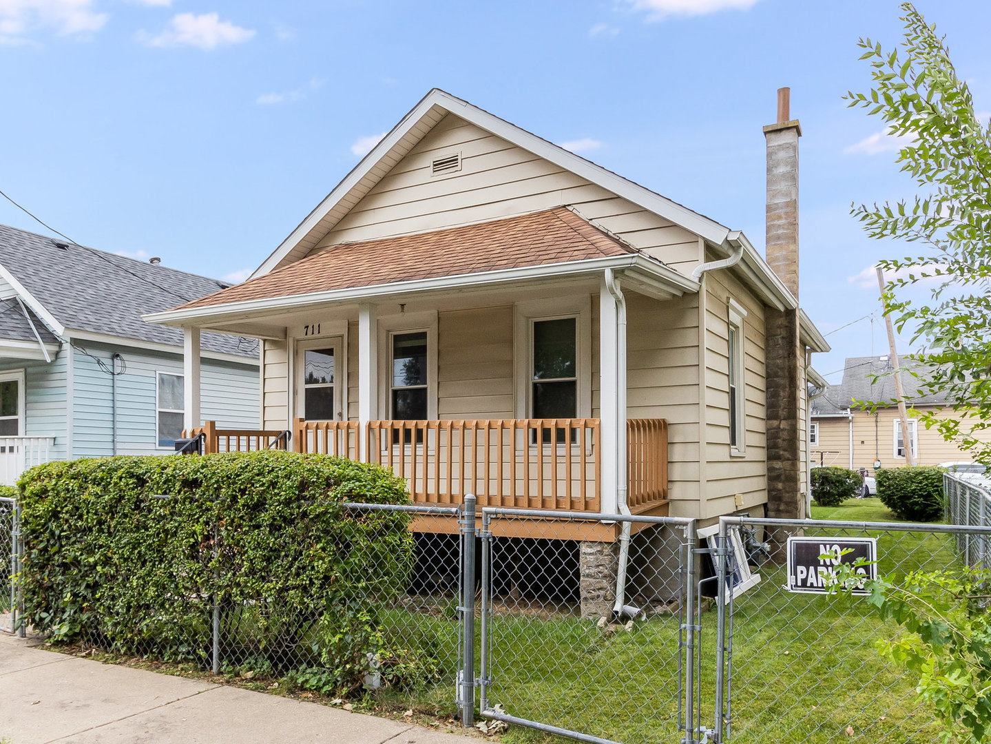 Photo 2 of 15 of 711 Youngs Avenue house