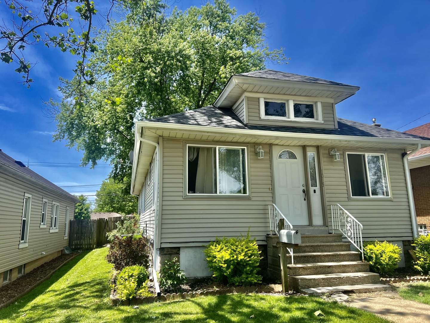 Photo 2 of 18 of 1015 N Prairie Avenue house