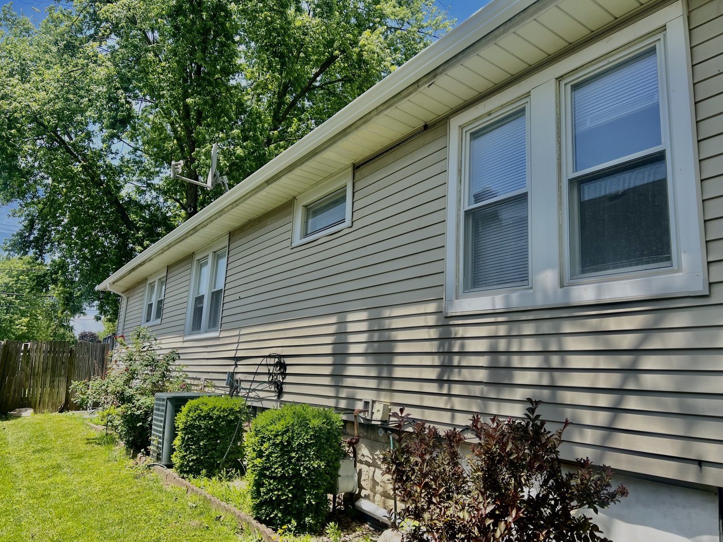 Photo 3 of 18 of 1015 N Prairie Avenue house