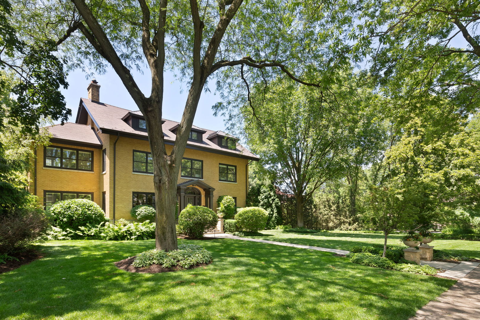 Photo 2 of 52 of 200 S Stone Avenue house