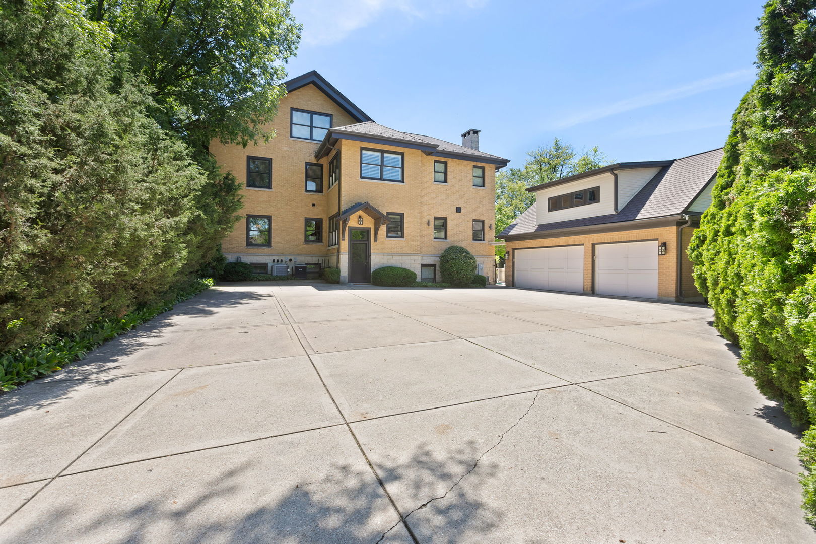 Photo 4 of 52 of 200 S Stone Avenue house