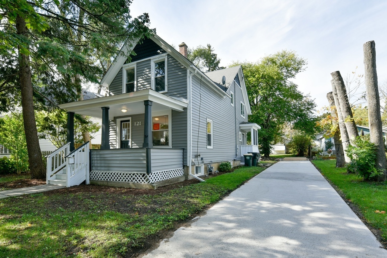 Photo 2 of 23 of 121 4th Street house