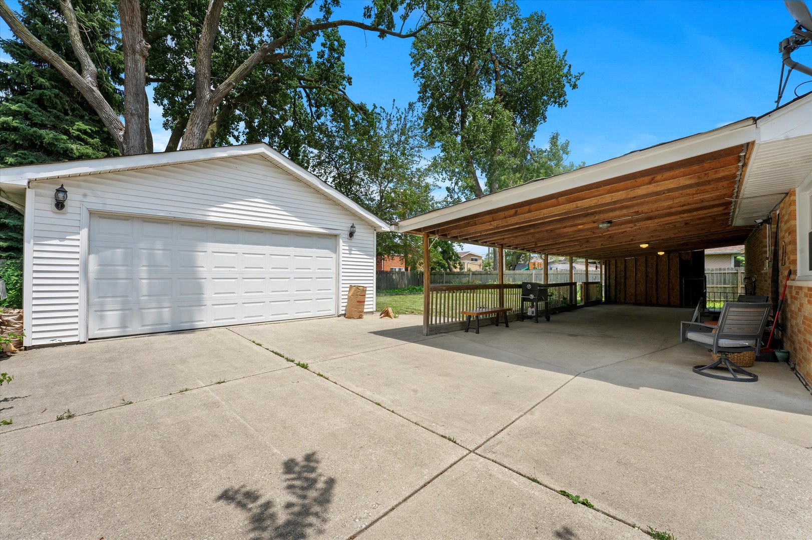 Photo 4 of 22 of 10016 W Medill Avenue house