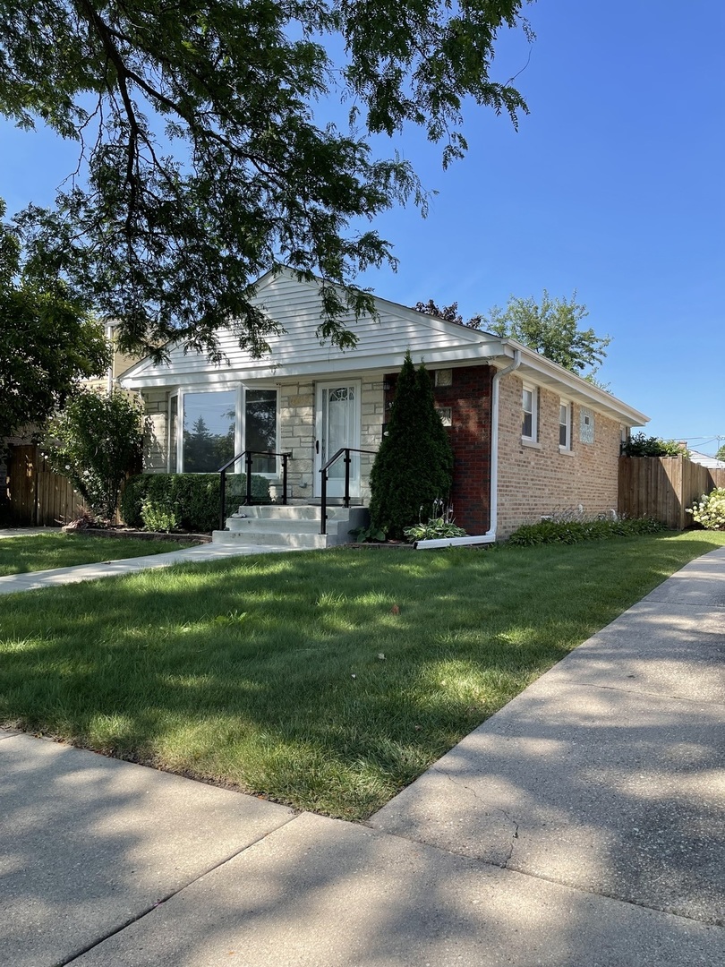 Photo 1 of 29 of 9108 N Oak Park Avenue house