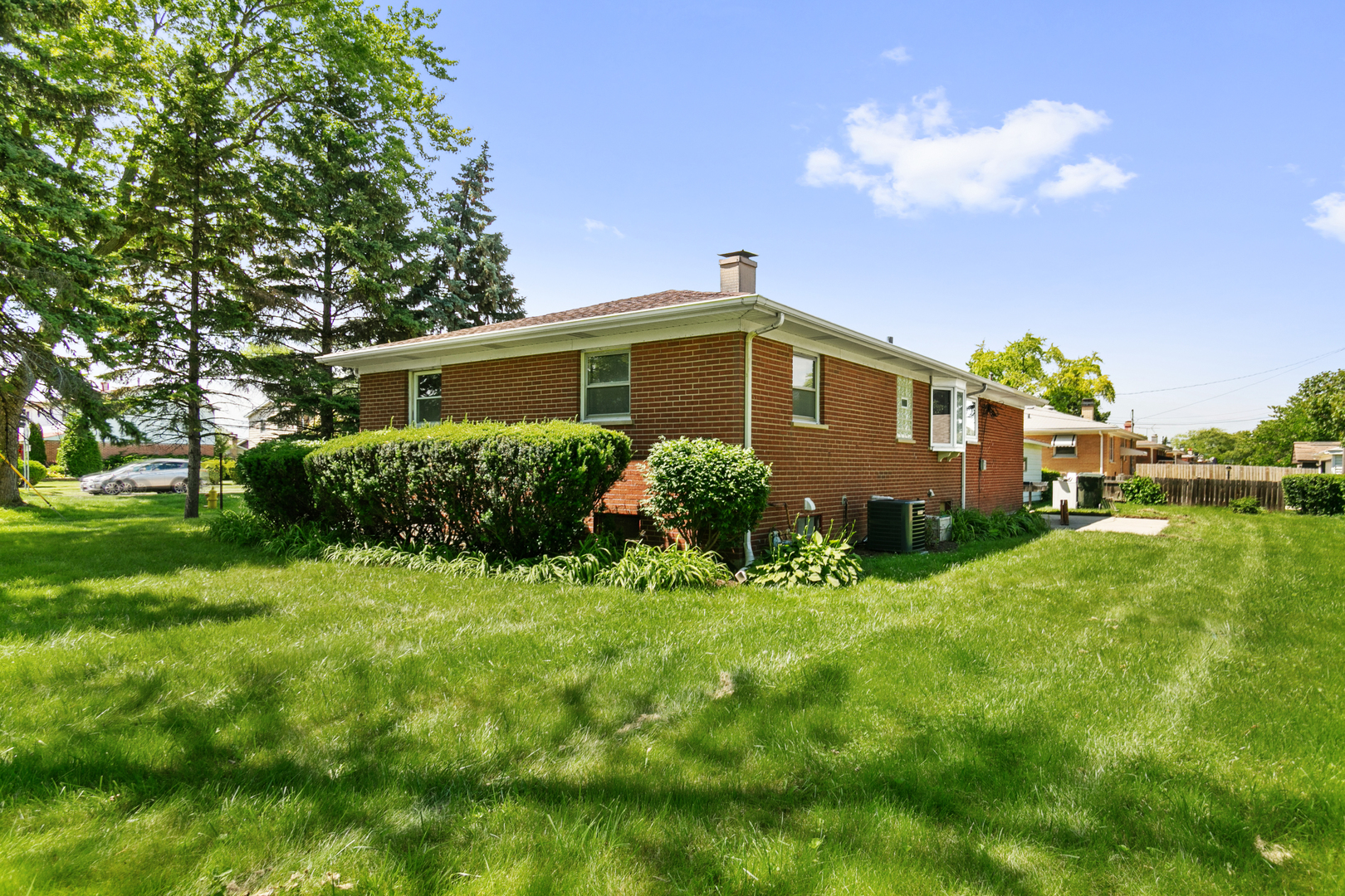 Photo 3 of 22 of 1606 W Willow Lane house