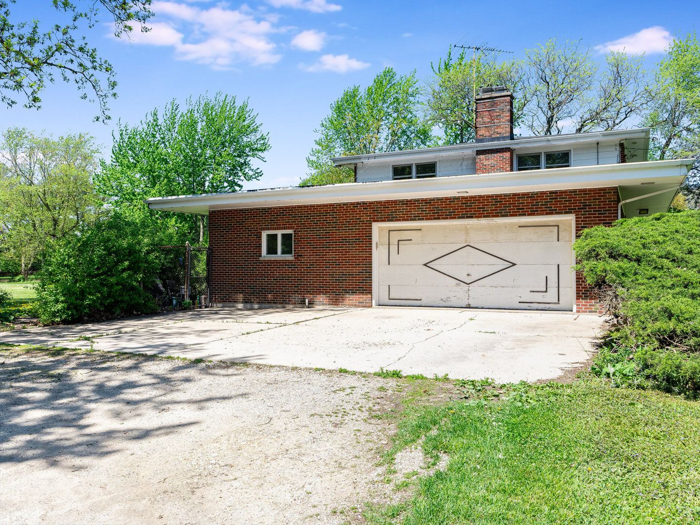 Photo 9 of 17 of 8S210 Wehrli Road house