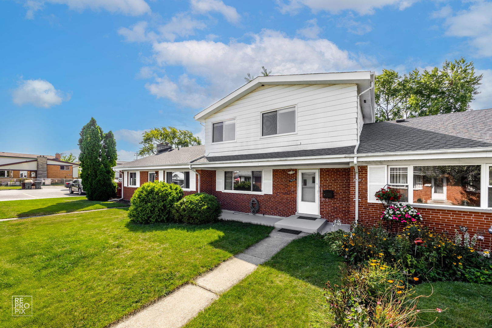 Photo 1 of 17 of 9008 N CLIFTON Avenue townhome