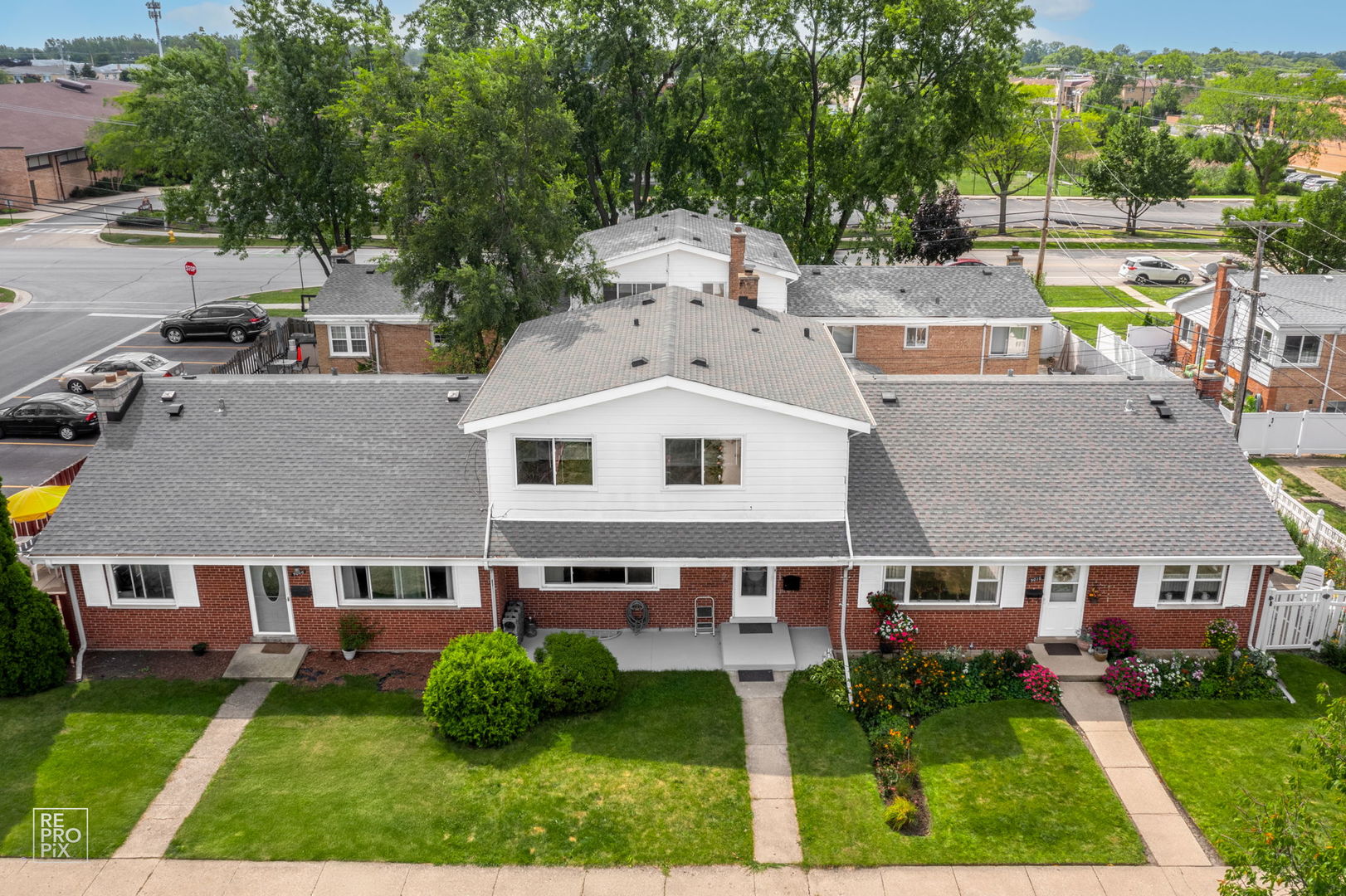 Photo 2 of 17 of 9008 N CLIFTON Avenue townhome