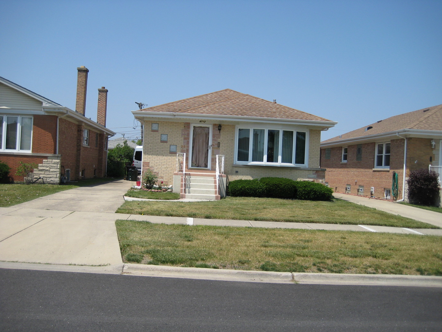 Photo 33 of 41 of 4712 N Ozark Avenue house