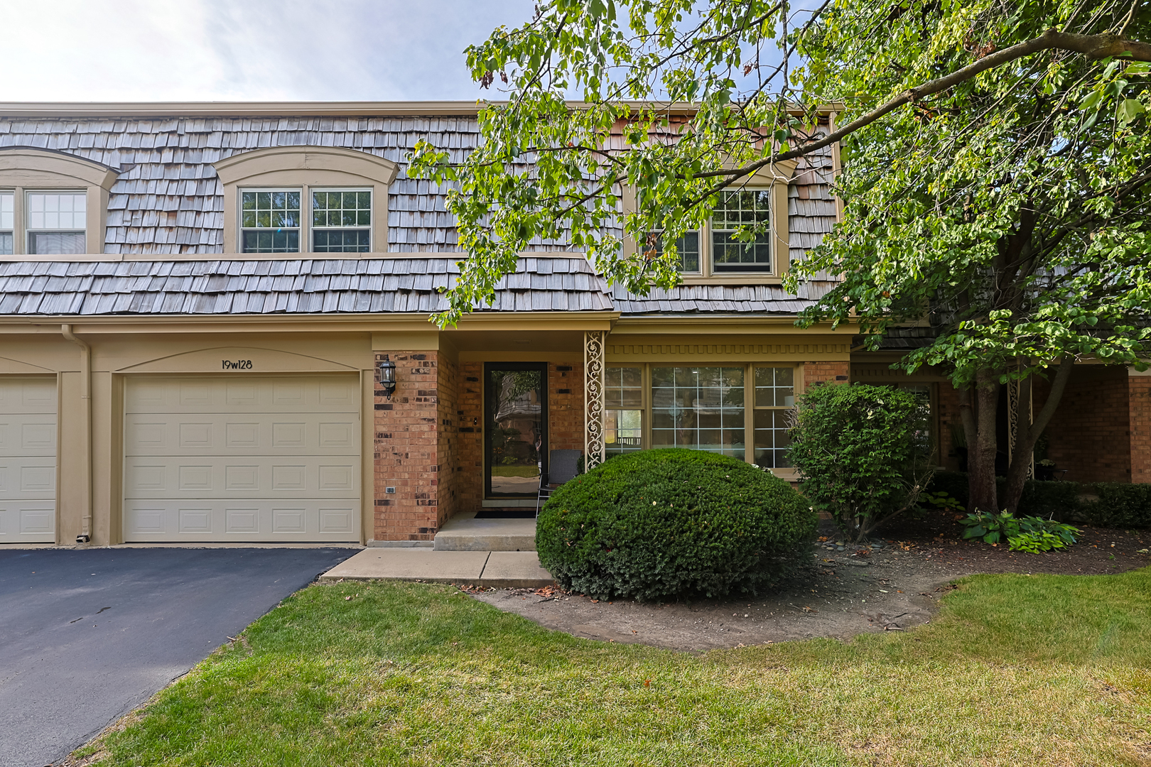 Photo 1 of 32 of 19W128 Avenue Normandy North townhome