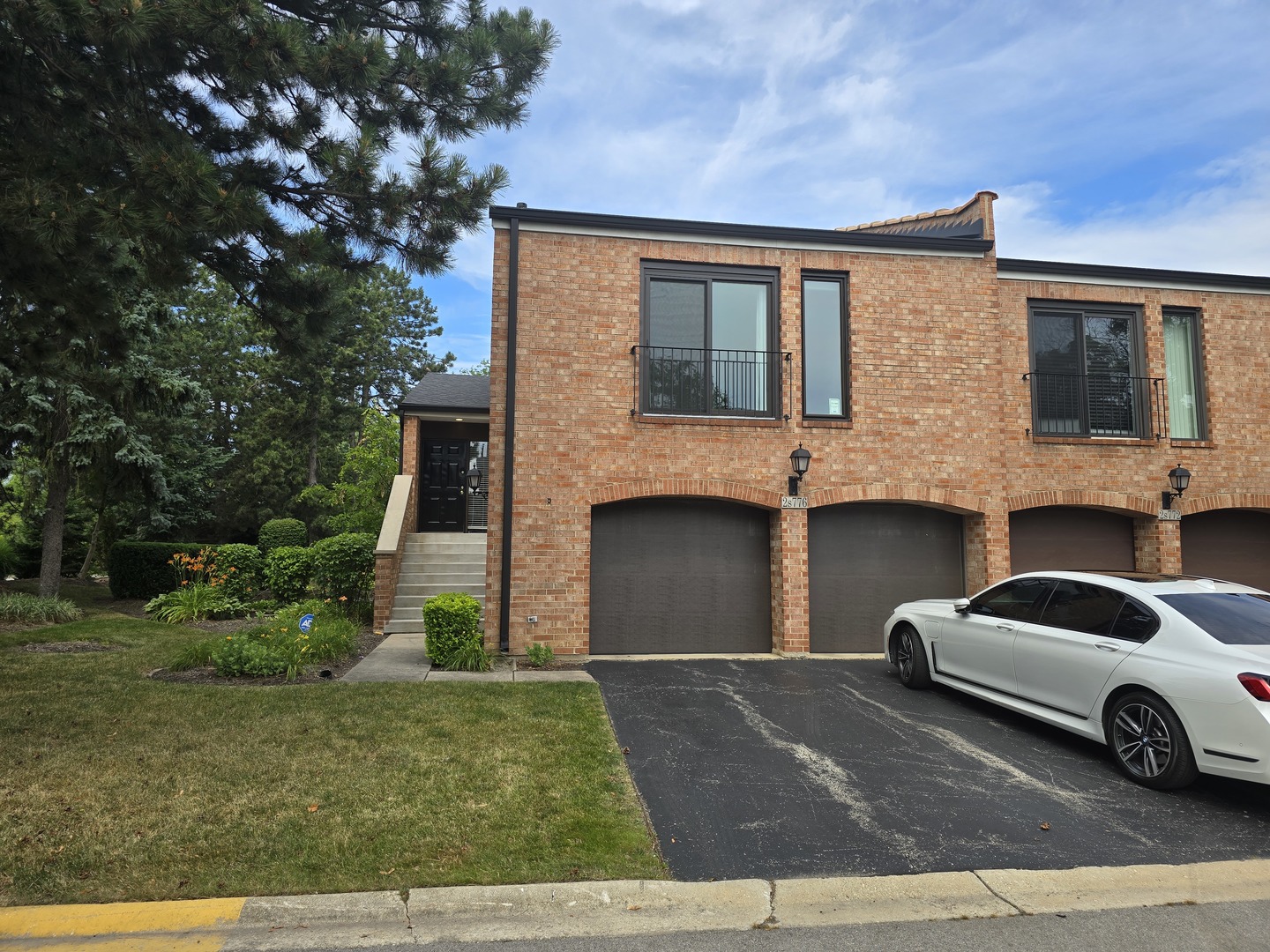 Photo 1 of 29 of 2S776 Jamestown Trail townhome