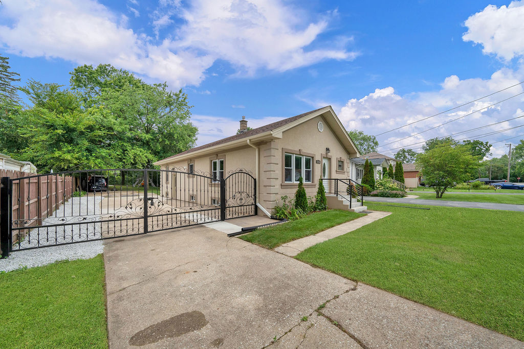 Photo 2 of 24 of 15332 Lamon Avenue house