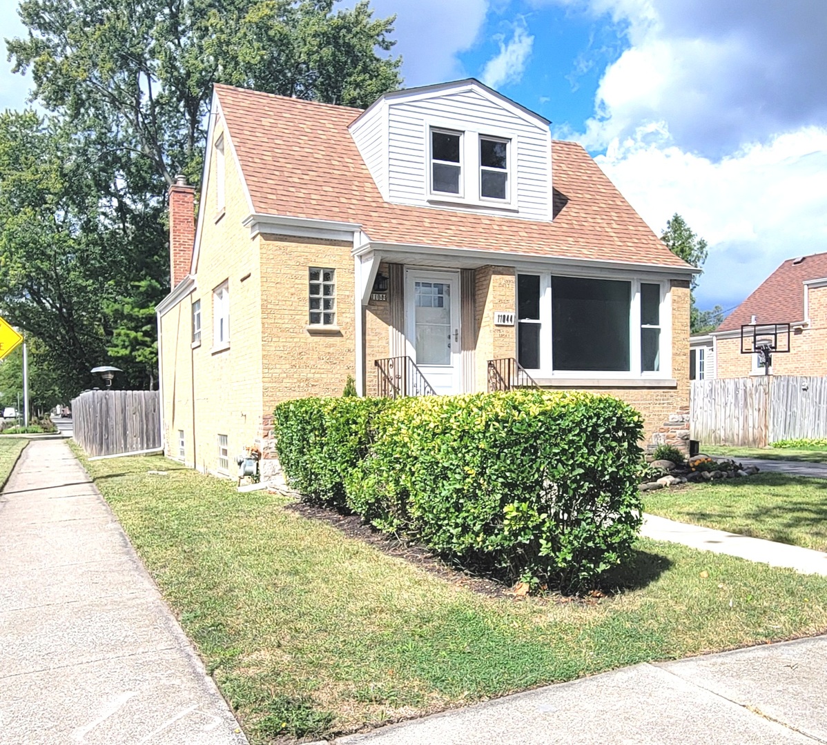 Photo 2 of 13 of 11044 S Tripp Avenue house